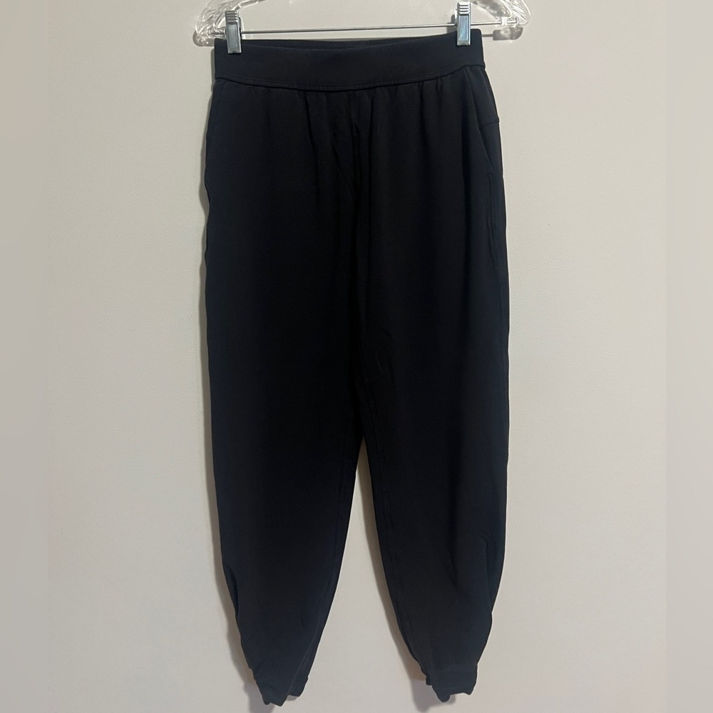 Lululemon Women’s size 4 black joggers